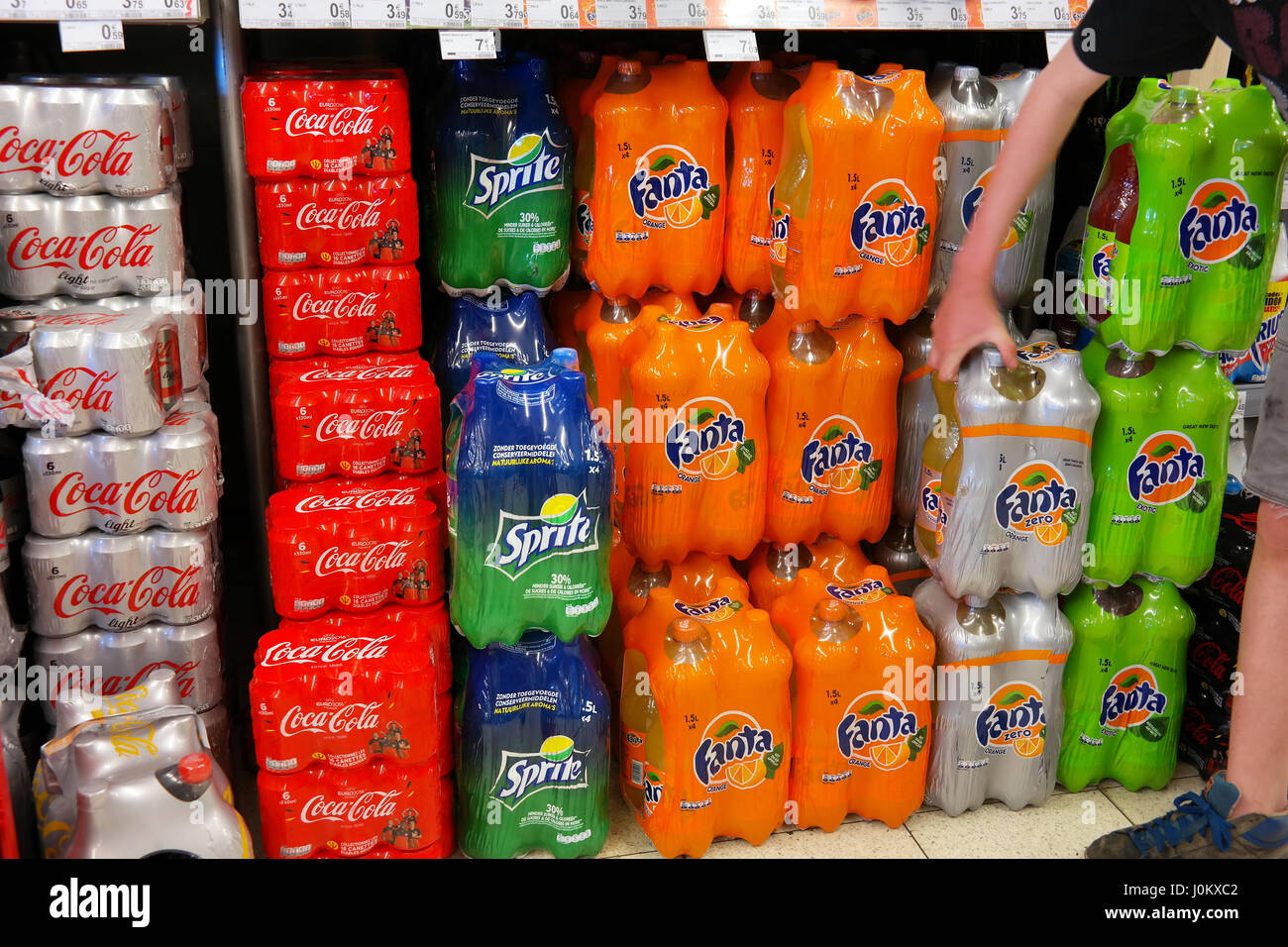 Botellas de bebidas gaseosas suave pasillo en un supermercado Foto de stock