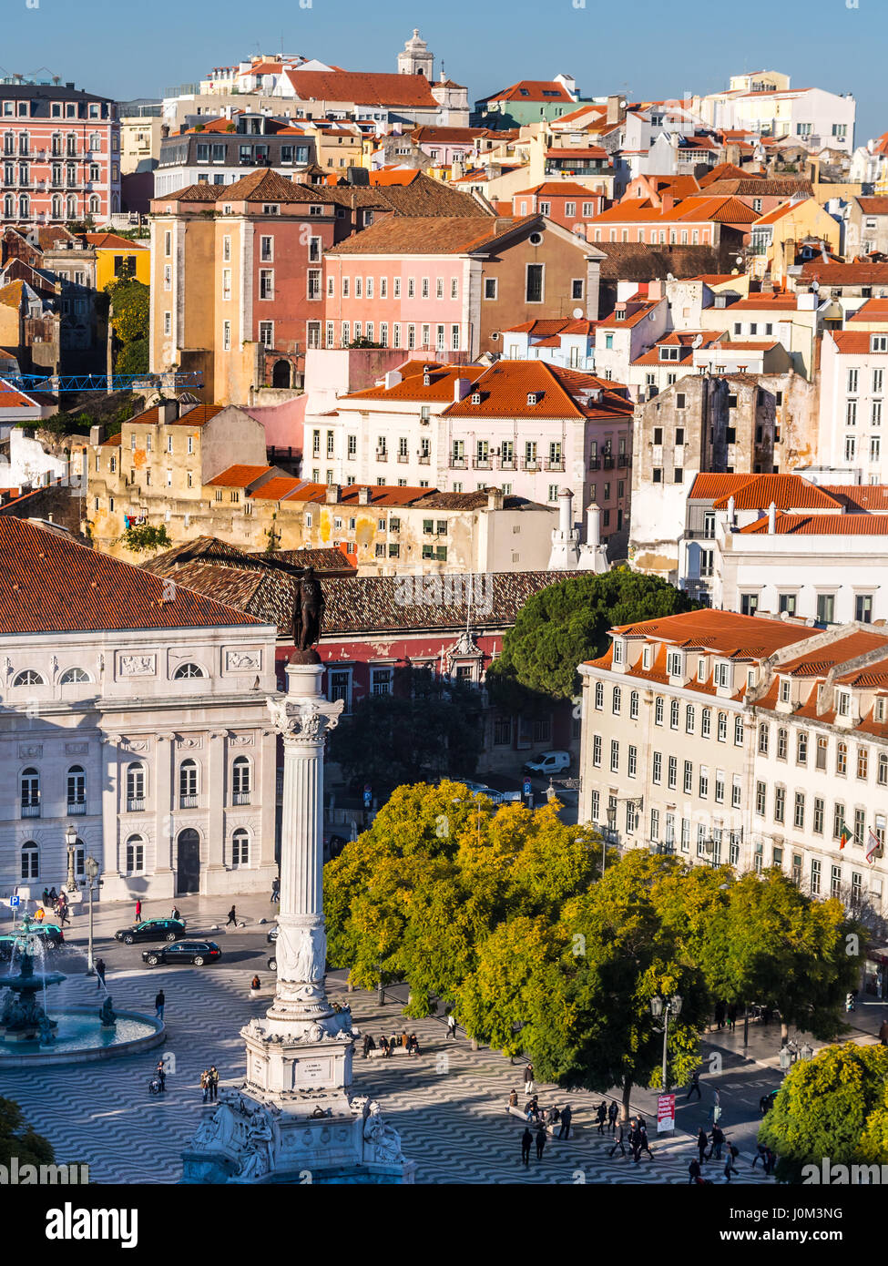 Lisboa, Portugal - 10 de enero de 2017: Columna de Pedro IV en el Rossio Square (Plaza de Pedro IV) en Lisboa Elevador da como se ve desde el mirador de Santa Justa. Foto de stock
