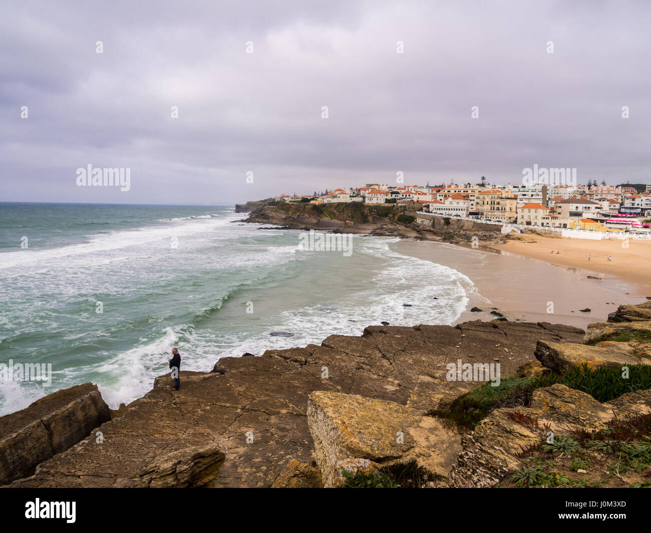 PRAIA DAS MACAS, Portugal - 19 de marzo de 2017: Praia das Macas (Apple  Beach) en Colares, Portugal, Ona stromy día Fotografía de stock - Alamy