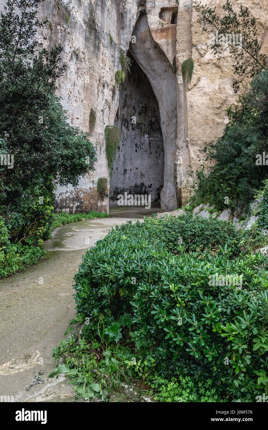 Entrada a la oreja de Dionisio cueva en la Latomia del Paradiso antigua