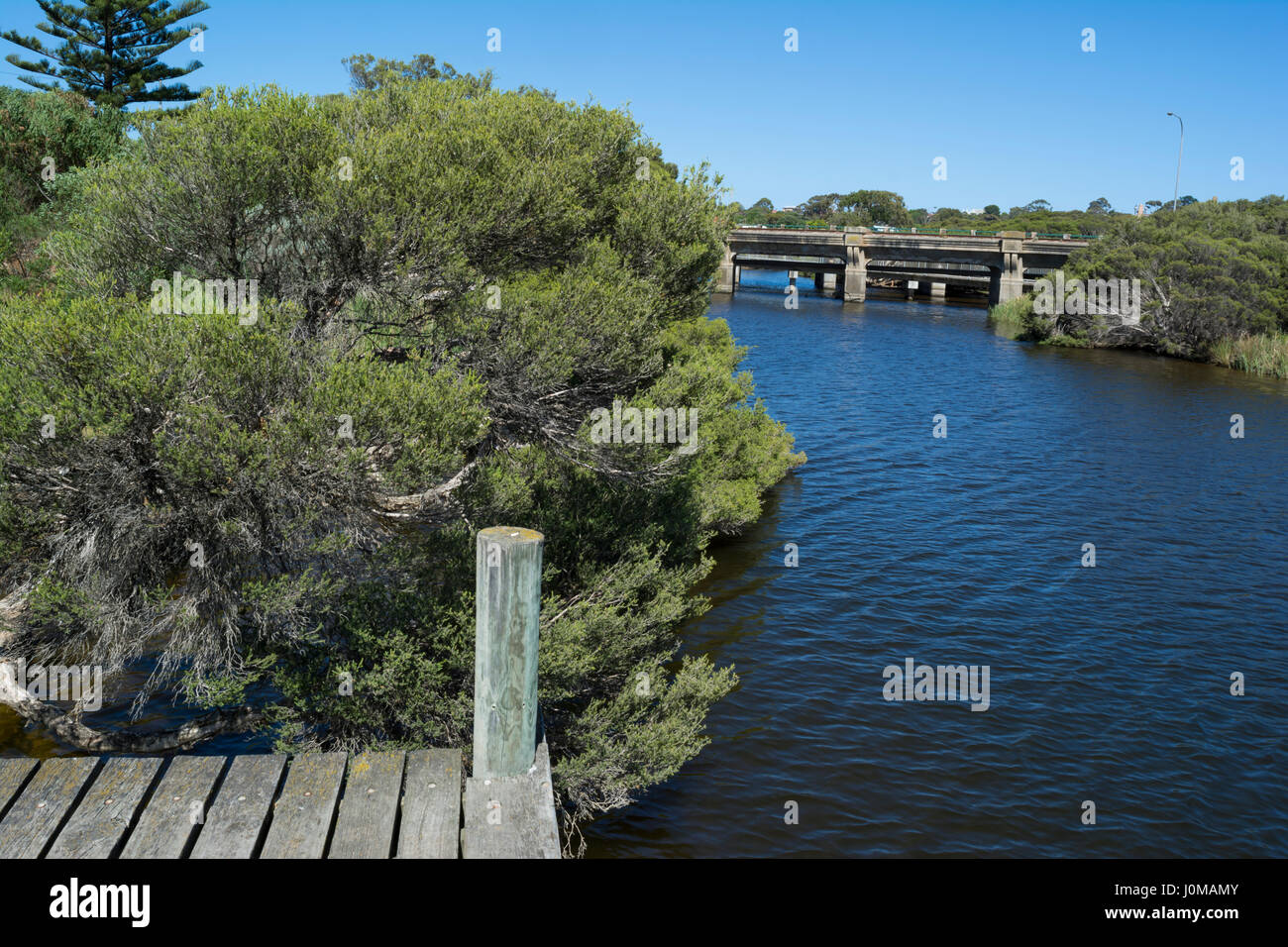 Tren y carretera Hindmarsh puentes sobre el río cerca de la desembocadura en Victor Harbor, Península Fleurieu, al sur de Australia, desde un pequeño embarcadero. Foto de stock