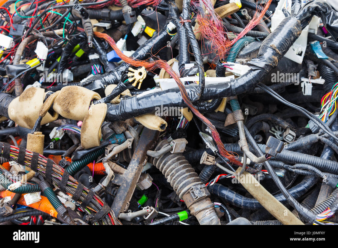 Mazos de cableado eléctrico de chatarra rescatadas de vehículos Fotografía  de stock - Alamy