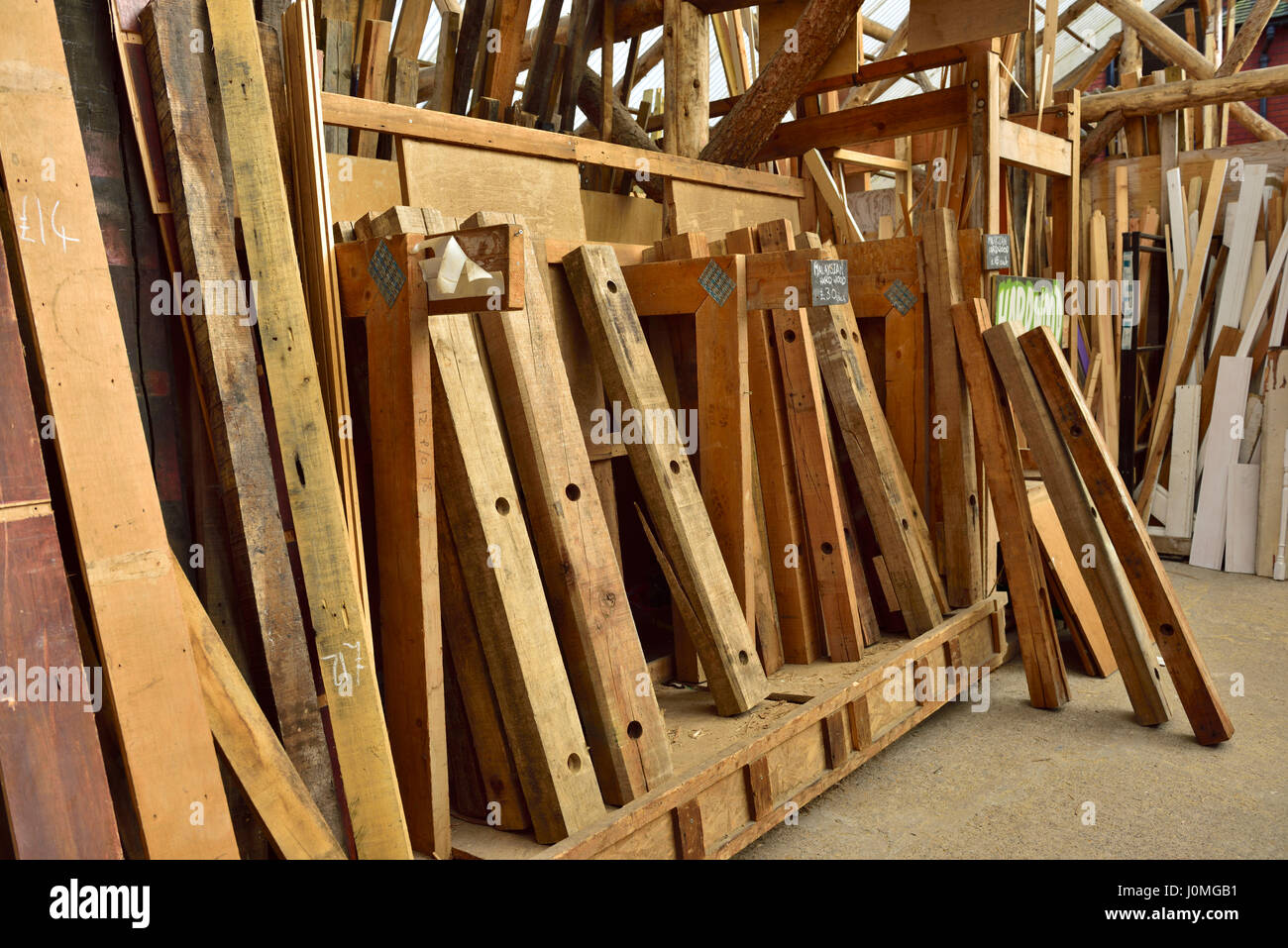 Viejos apilados de madera usados para su reventa y reutilización reciclado Foto de stock