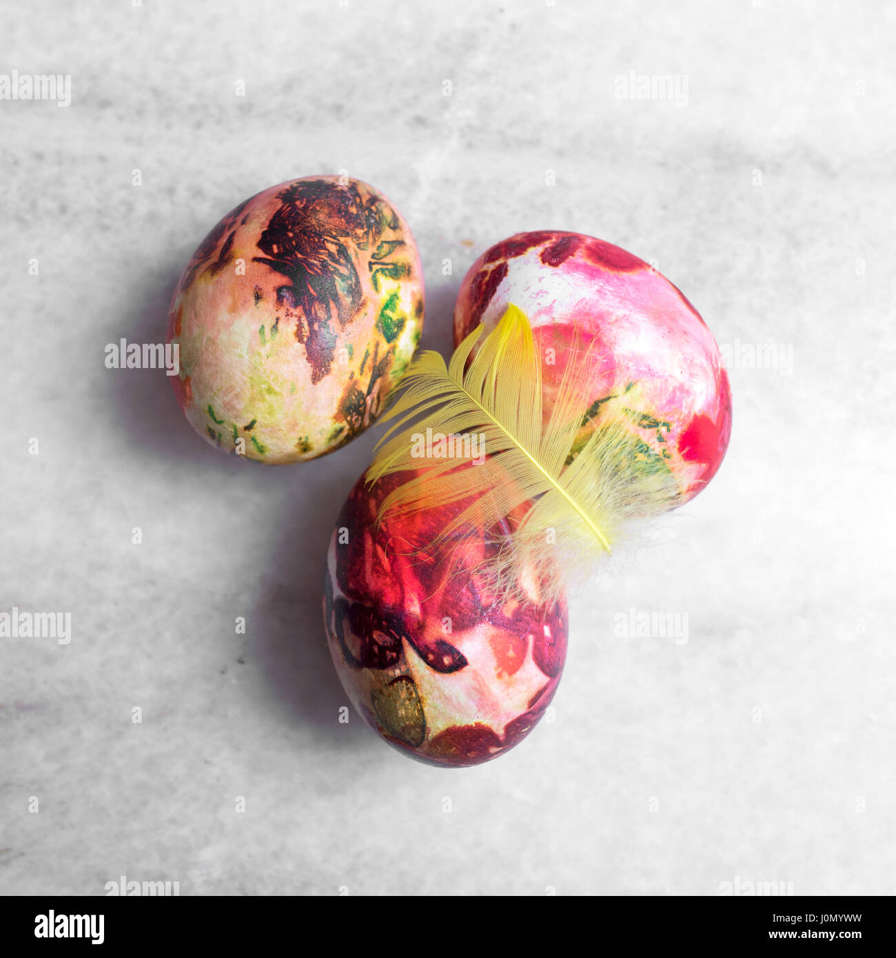 Coloridos huevos de Pascua, desde arriba Foto de stock