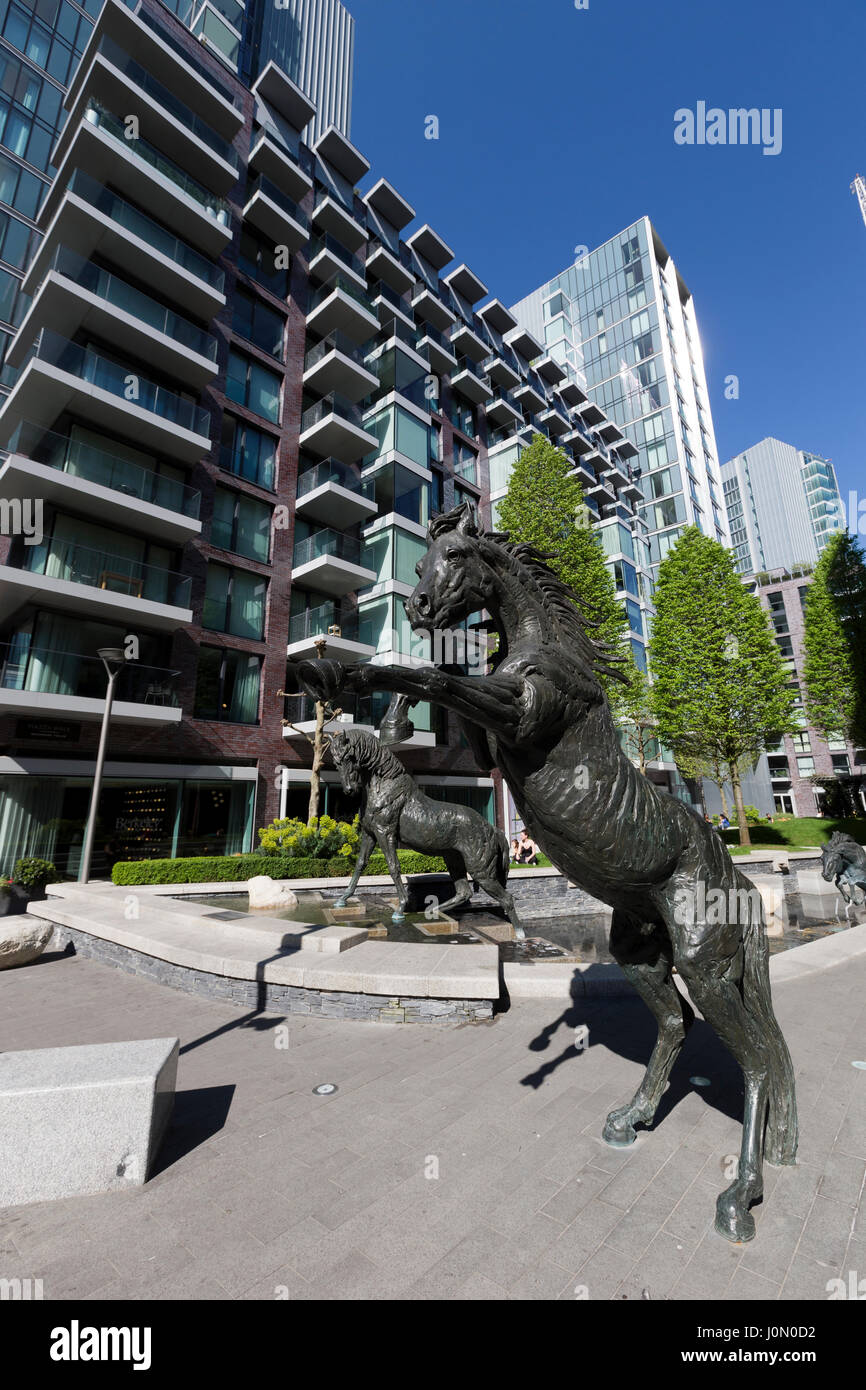 Esculturas de caballos por Hamish Mackie, encargado por hogares de Berkeley, por la plaza principal en campos de Goodman, Londres, Reino Unido. Foto de stock