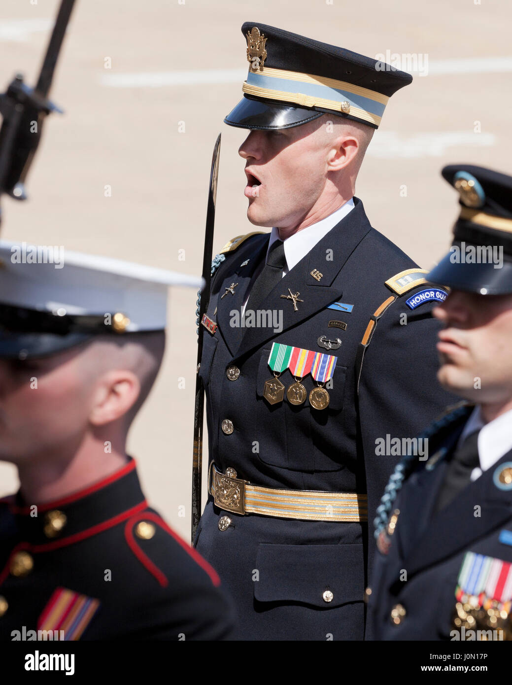 Oficial del Ejército estadounidense en servicios conjuntos Honor Cordon en el Pentágono, en Washington, DC, EE.UU. Foto de stock
