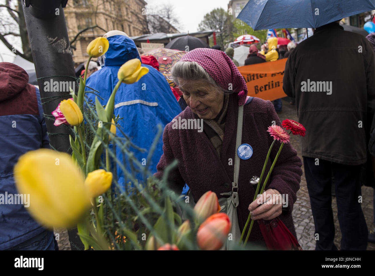 Berlín, Alemania. 15 abr, 2017. 600 personas del movimiento por la paz se reunieron en Berlín bajo el lema ''Desarme!'' (Alemán: AbrÃ¼sten!) para la Pascua anual de marzo en Berlín. La manifestación fue criticada en la carrera hacia el hecho de que además de izquierda y grupos pacifistas, teóricos de la conspiración derechista y personas participar también. Los organizadores critican las operaciones extranjeras de las Fuerzas Armadas Alemanas y de la OTAN y el tope de demanda de las exportaciones de armas. Crédito: Jan Scheunert/Zuma alambre/Alamy Live News Foto de stock