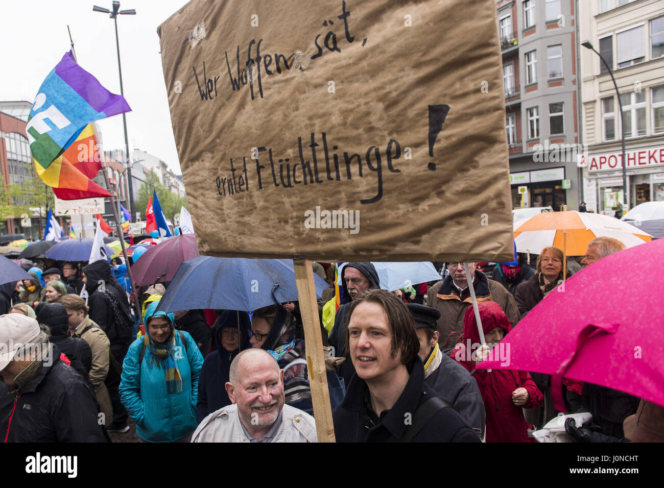 Berlín, Alemania. 15 abr, 2017. 600 personas del movimiento por la paz se reunieron en Berlín bajo el lema ''Desarme!'' (Alemán: AbrÃ¼sten!) para la Pascua anual de marzo en Berlín. La manifestación fue criticada en la carrera hacia el hecho de que además de izquierda y grupos pacifistas, teóricos de la conspiración derechista y personas participar también. Los organizadores critican las operaciones extranjeras de las Fuerzas Armadas Alemanas y de la OTAN y el tope de demanda de las exportaciones de armas. Crédito: Jan Scheunert/Zuma alambre/Alamy Live News Foto de stock