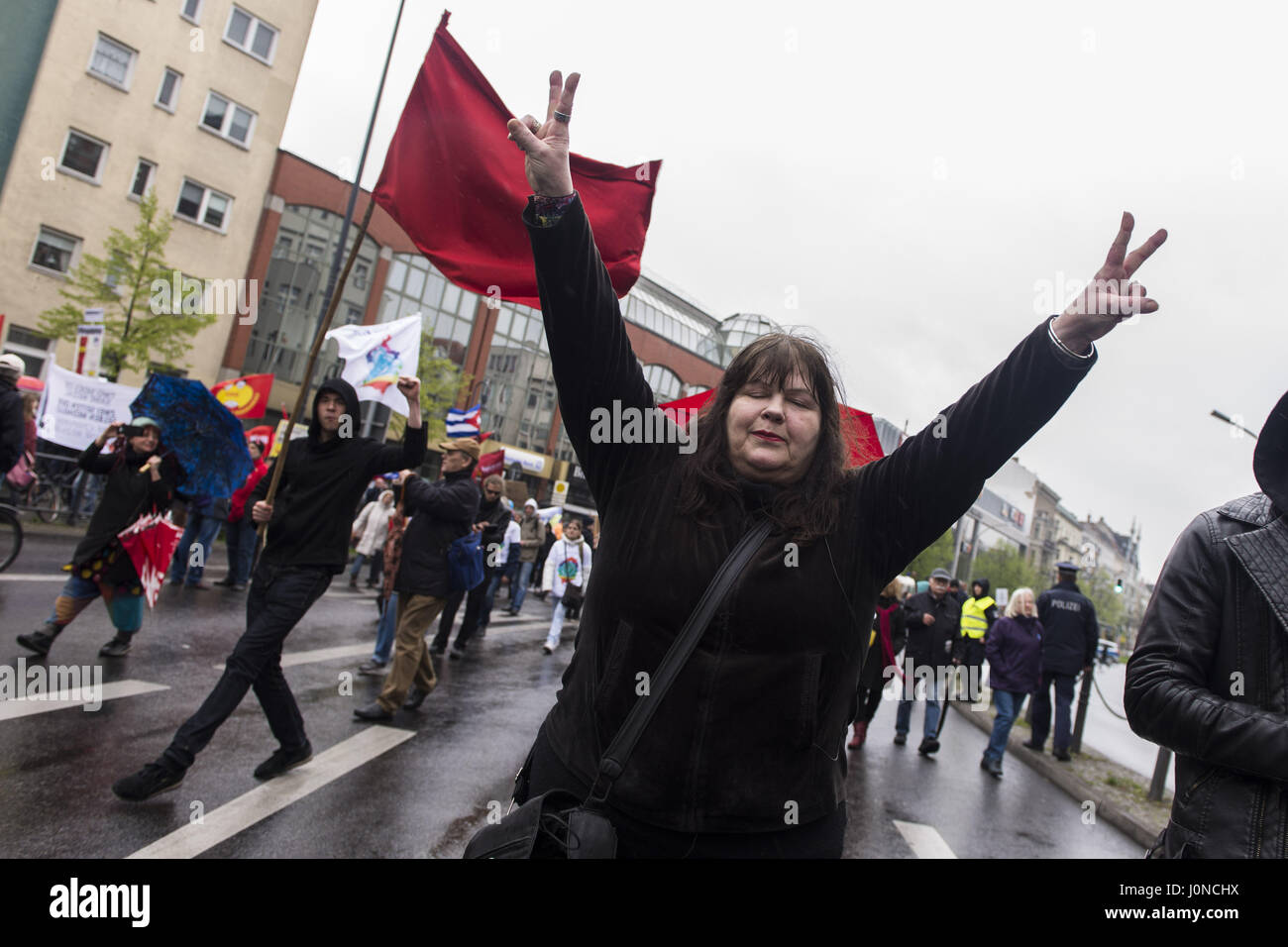 Berlín, Alemania. 15 abr, 2017. 600 personas del movimiento por la paz se reunieron en Berlín bajo el lema ''Desarme!'' (Alemán: AbrÃ¼sten!) para la Pascua anual de marzo en Berlín. La manifestación fue criticada en la carrera hacia el hecho de que además de izquierda y grupos pacifistas, teóricos de la conspiración derechista y personas participar también. Los organizadores critican las operaciones extranjeras de las Fuerzas Armadas Alemanas y de la OTAN y el tope de demanda de las exportaciones de armas. Crédito: Jan Scheunert/Zuma alambre/Alamy Live News Foto de stock