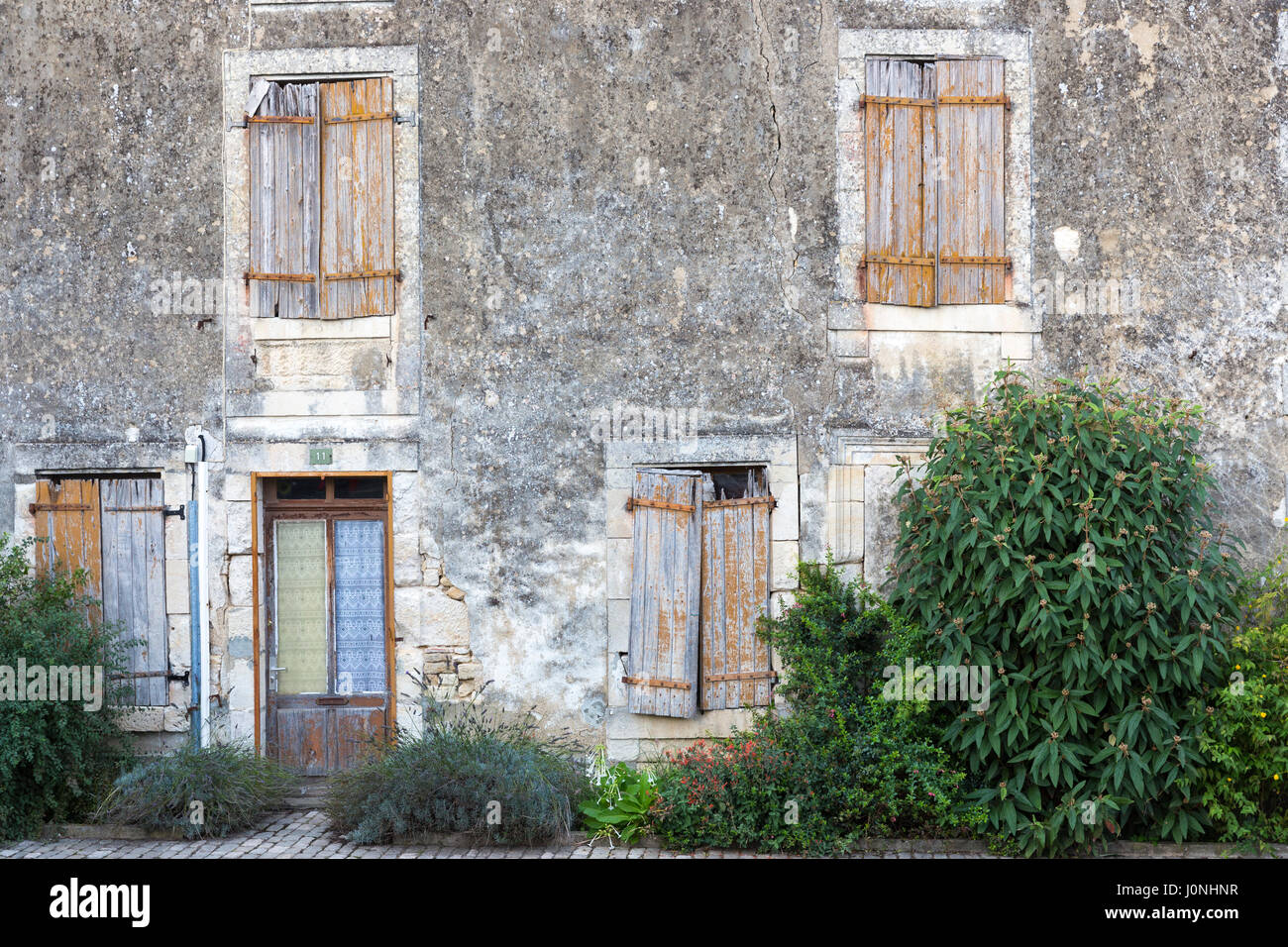 Arquitectura antigua y contraventanas en coulon en el Marais poitrevin región un gran sitio de Francia Foto de stock