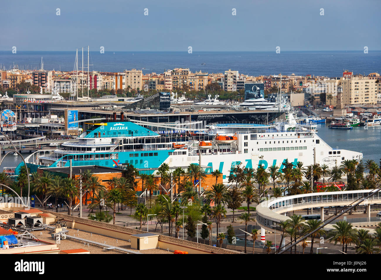 Ciudad de Barcelona ciudad con Balearia Ferry amarrados en el puerto en el  Mar Mediterráneo, Cataluña, España Fotografía de stock - Alamy
