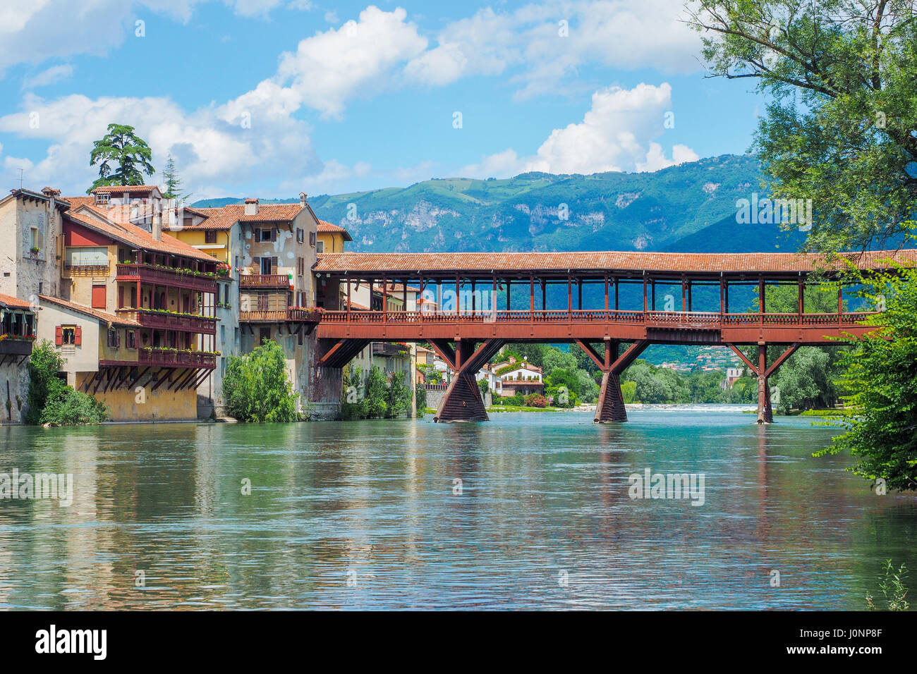 Ponte degli Alpini puente de madera sobre el río Brenta en Bassano del Grappa, Italia del norte de la ciudad. Foto de stock