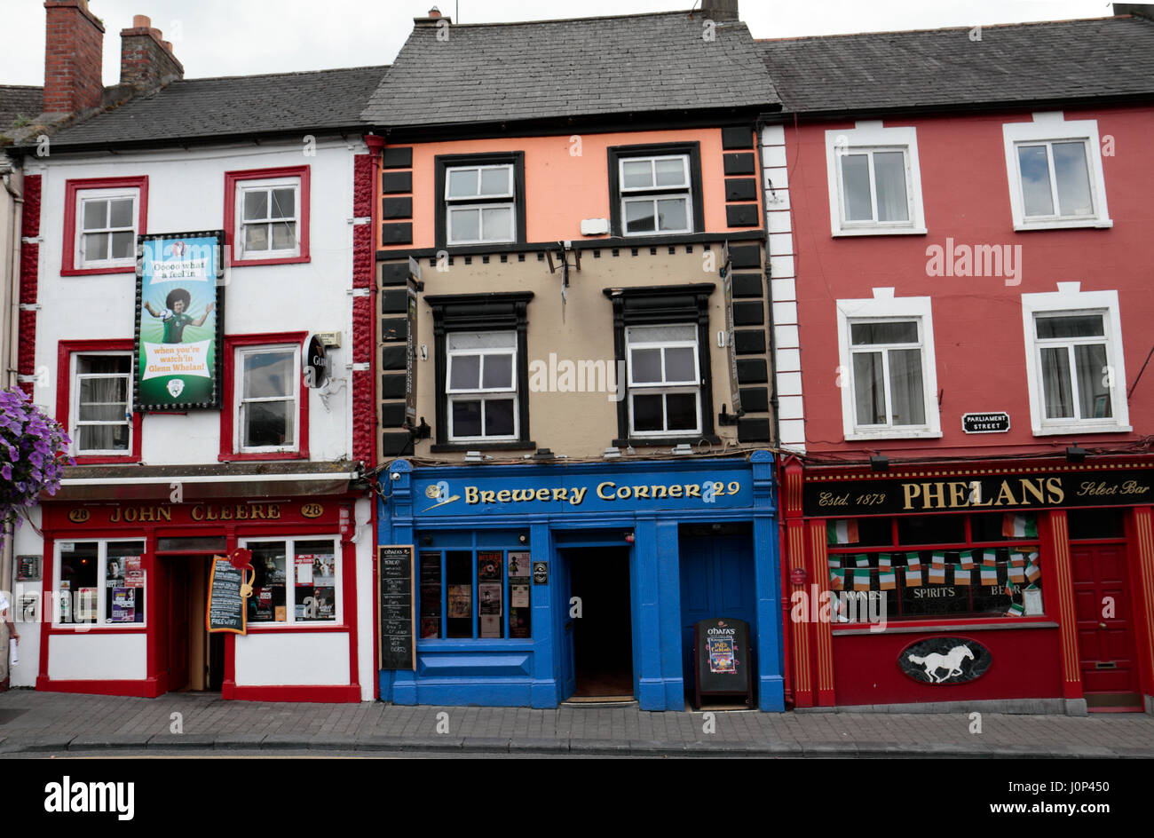 Una línea de coloridos pubs en Cervecería esquina, Parliament Street, en la ciudad de Kilkenny, condado de Kilkenny, Irlanda (Eire). Foto de stock