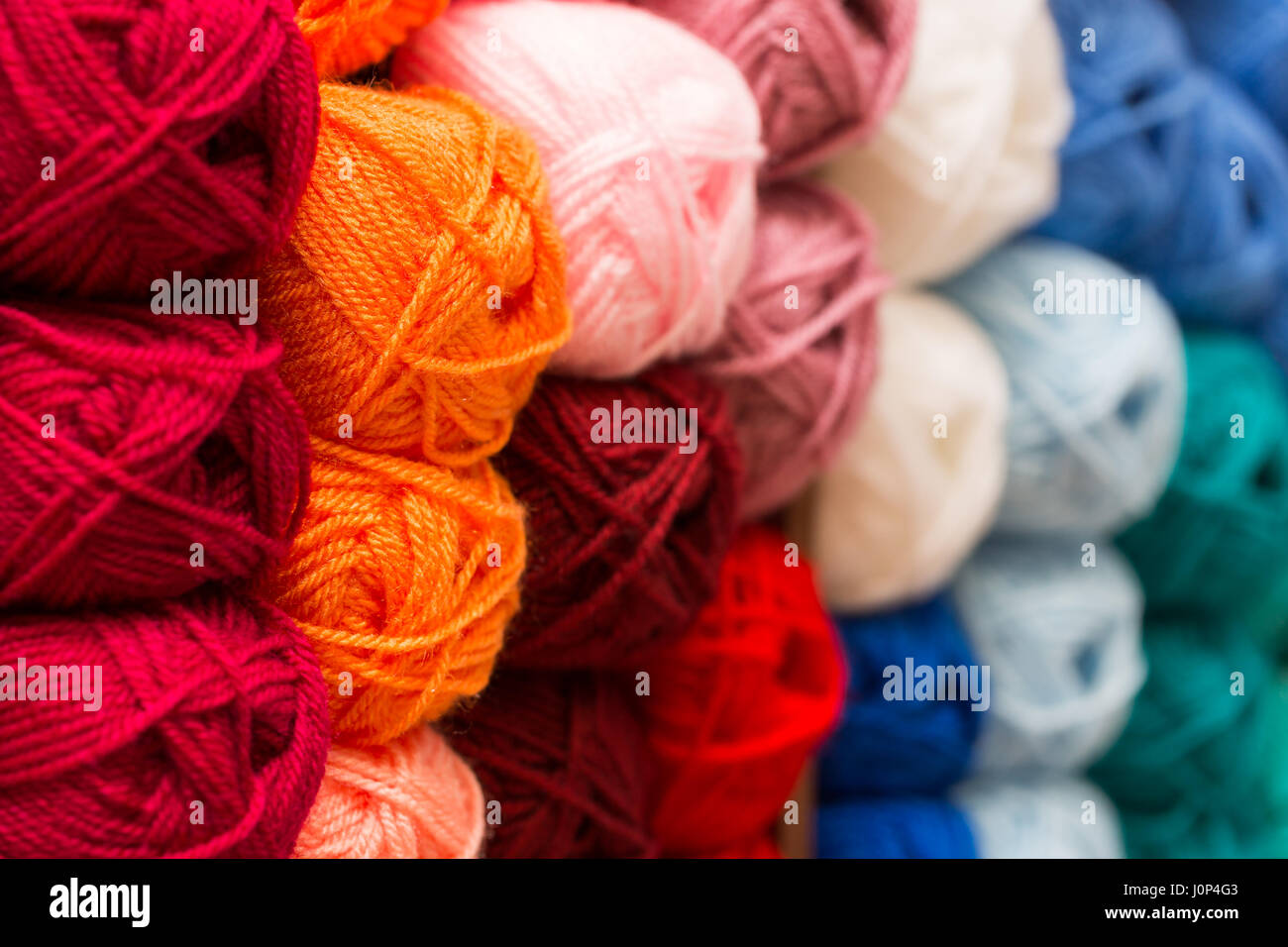 Primer plano de coloridas bolas de hilo de lana en tejidos store Foto de stock