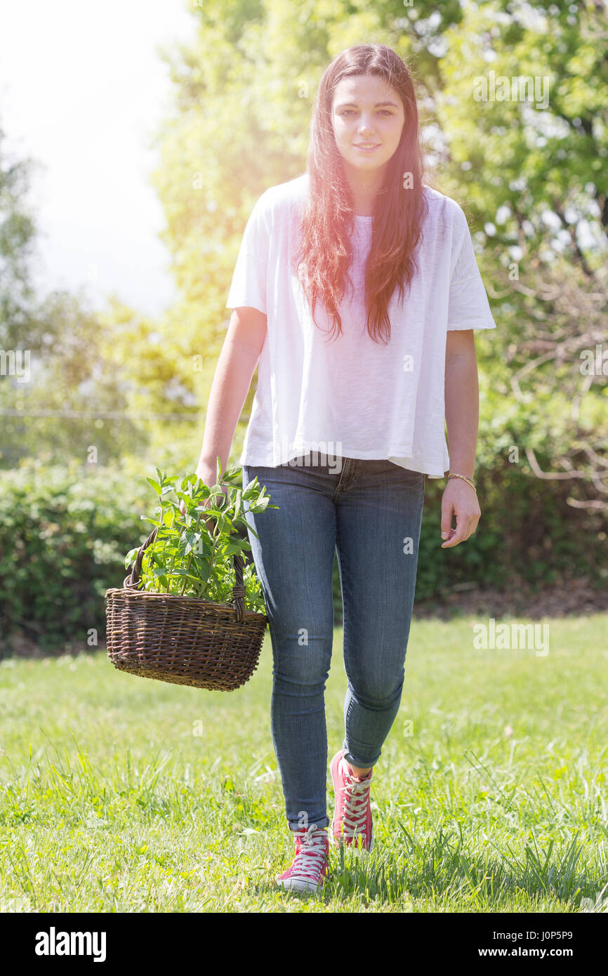 Mujer joven sonriente y jardinería Foto de stock