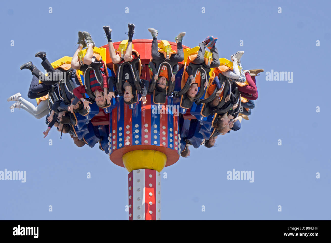 Niños entusiasmados sobre un terrorífico viaje en el Luna Park, Coney Island, Brooklyn, Nueva York. Foto de stock
