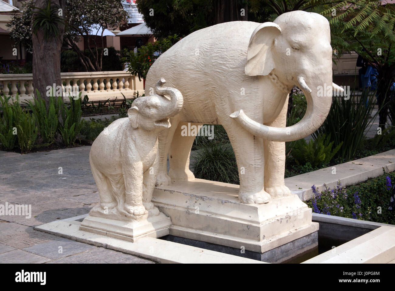 La Madre Y El Bebe Elefante Estatua En El Jardin De Los Suenos Kaiser Mahal Thamel Katmandu Nepal Fotografia De Stock Alamy La Madre Y El Bebe Elefante Estatua En El Jardin De Los Suenos Kaiser Mahal Thamel Katmandu Nepal Fotografia De Stock Alamy