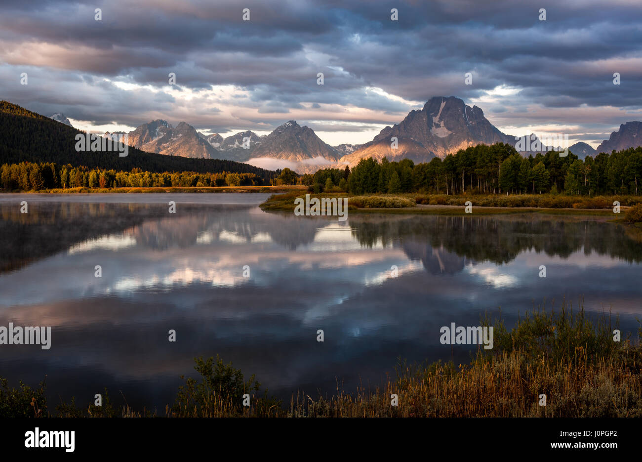 Oxbow Bend en el Grand Teton National Park es uno de mis favoritos, así como una de las áreas más populares del parque. Fue creado cuando parte del río fue cortado y dejado atrás como el Snake River encontró un nuevo camino hacia el sur. Foto de stock