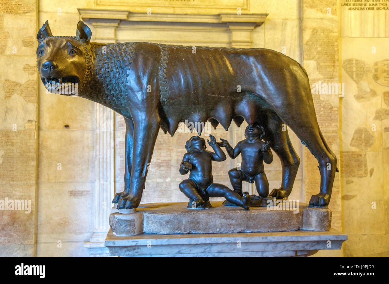 El etrusco estatua de bronce de la loba con Rómulo y Remo, Museo Capitolino, el Monte Capitolino, Roma, Italia, Europa Foto de stock