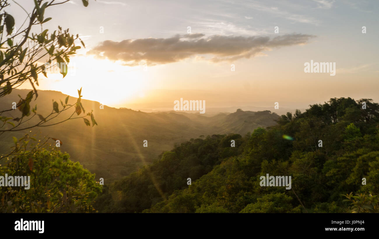 Puesta de sol sobre las verdes montañas de la península de Azuero, Panamá Foto de stock