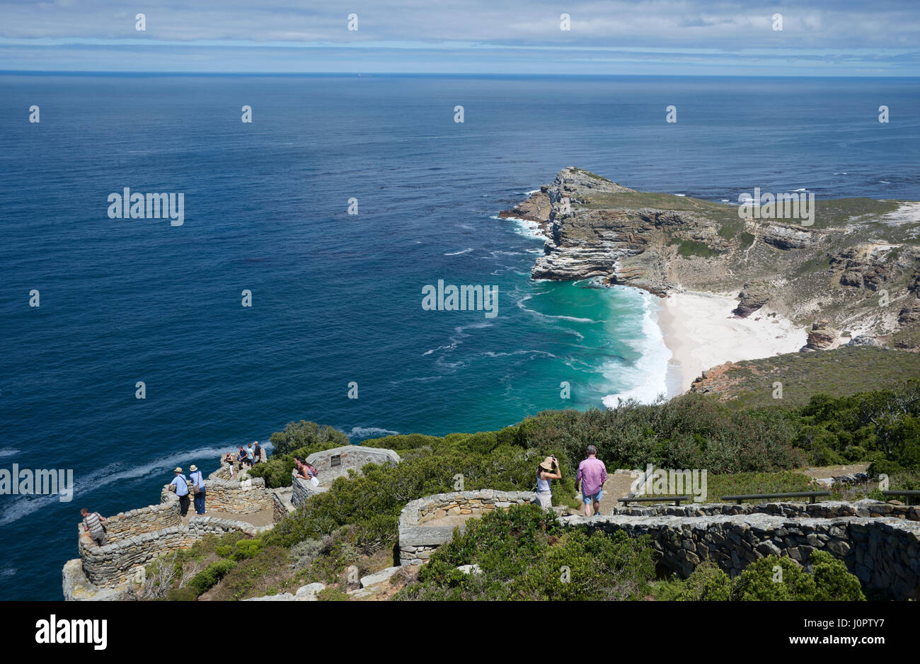 Vista superior de visitantes en miradores y playa Cape Point Cabo de Buena Esperanza, Sudáfrica Foto de stock