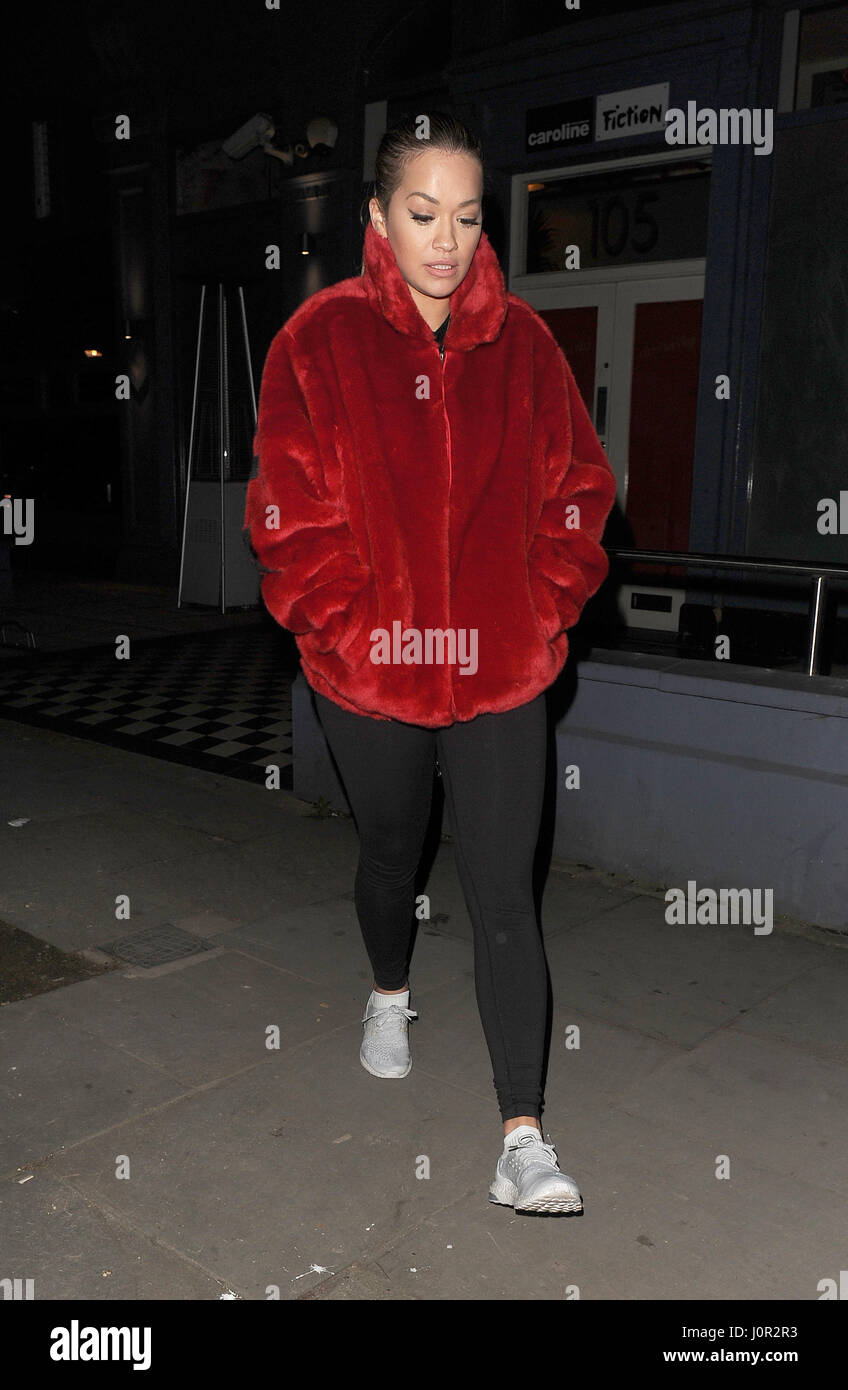 Rita Ora dejando un estudio de grabación en Notting Hill, yendo a la cena. Rita llevaba una chaqueta de piel roja supremo y Yeezy Boost capacitadores para el paseo ocasional. Featuring: