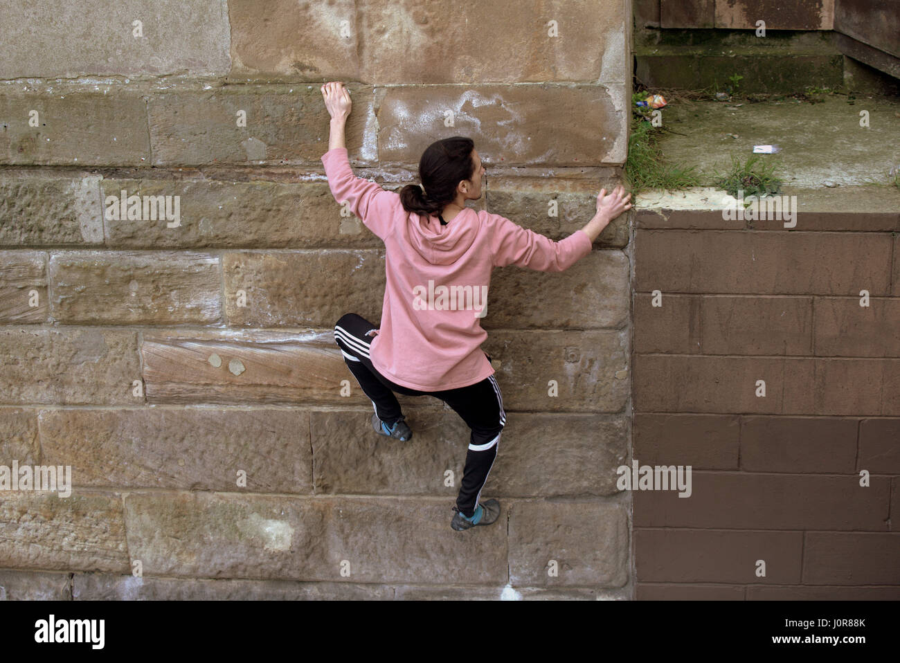 Outdoors parkour escalada jóvenes estilo libre Foto de stock