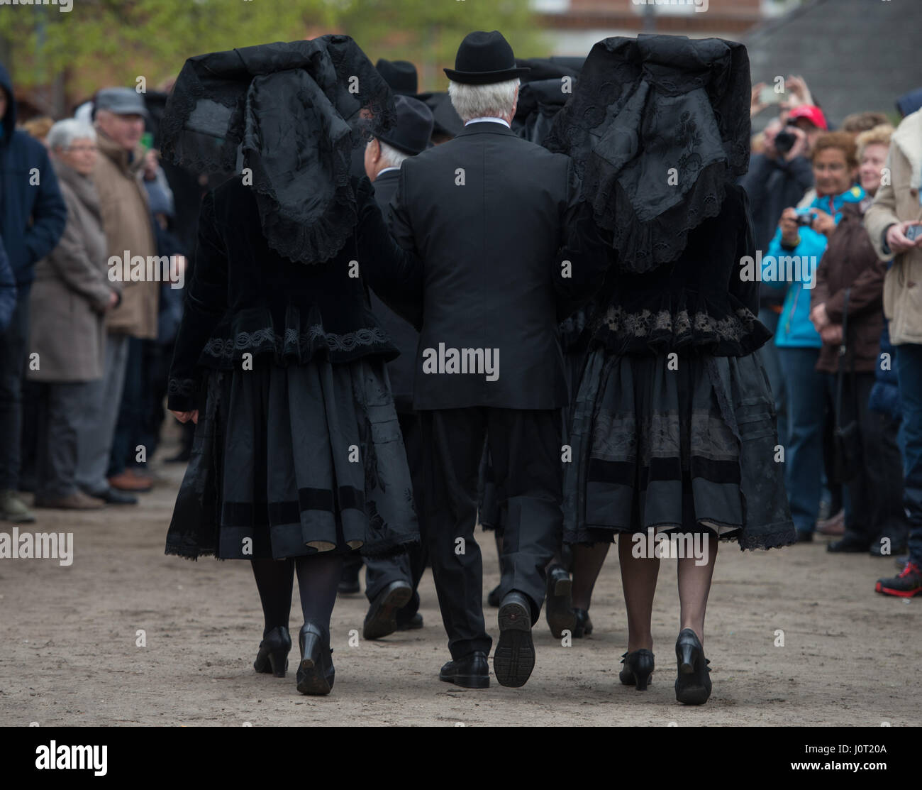Mujeres de negro vestidos tradicionales y hombres en trajes ir a la iglesia  evangélica en Spreewaldort Burg, Alemania, el Domingo de Pascua, 16 de  abril de 2017. La iglesia wendish visita en