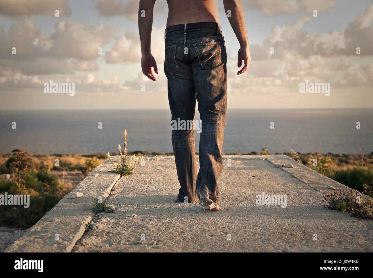 Hombre caminando hacia la playa Fotografía de stock - Alamy