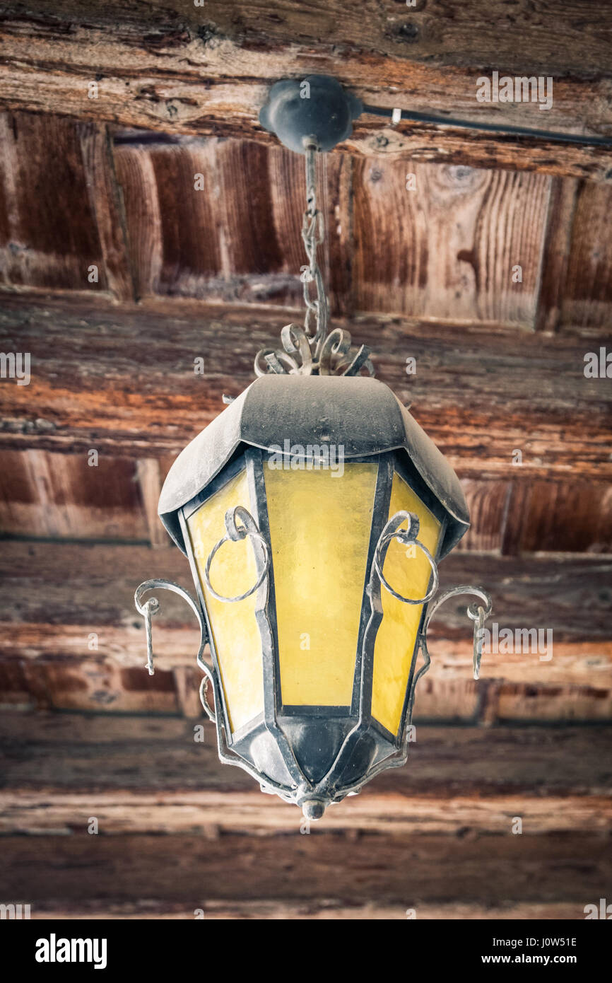 Lámpara de hierro forjado antiguos colgando de las vigas del techo  Fotografía de stock - Alamy