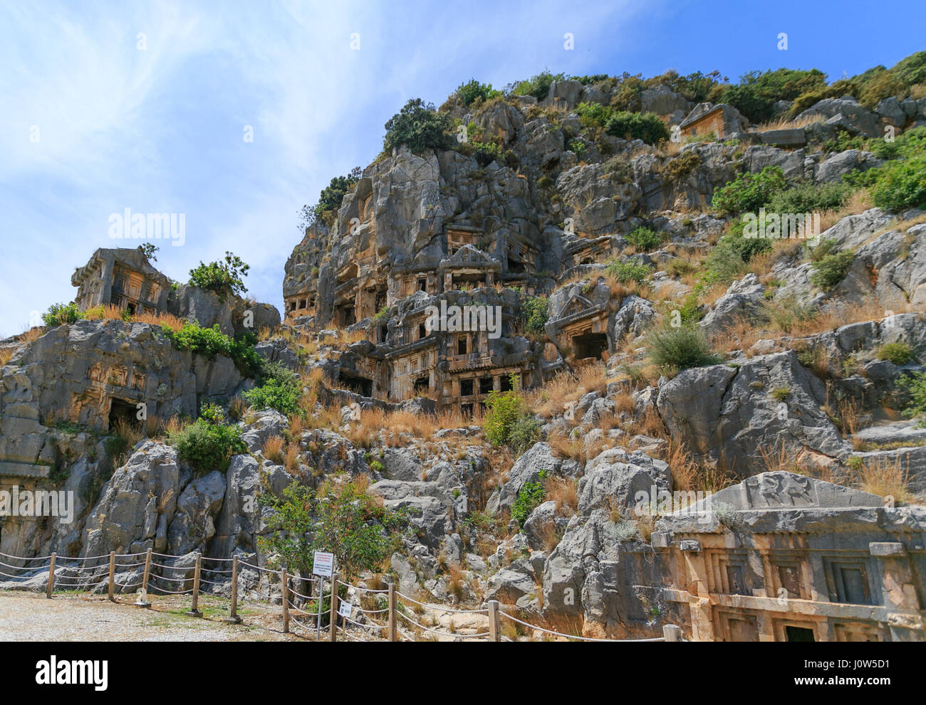 Las antiguas tumbas talladas en caras verticales de los acantilados en
