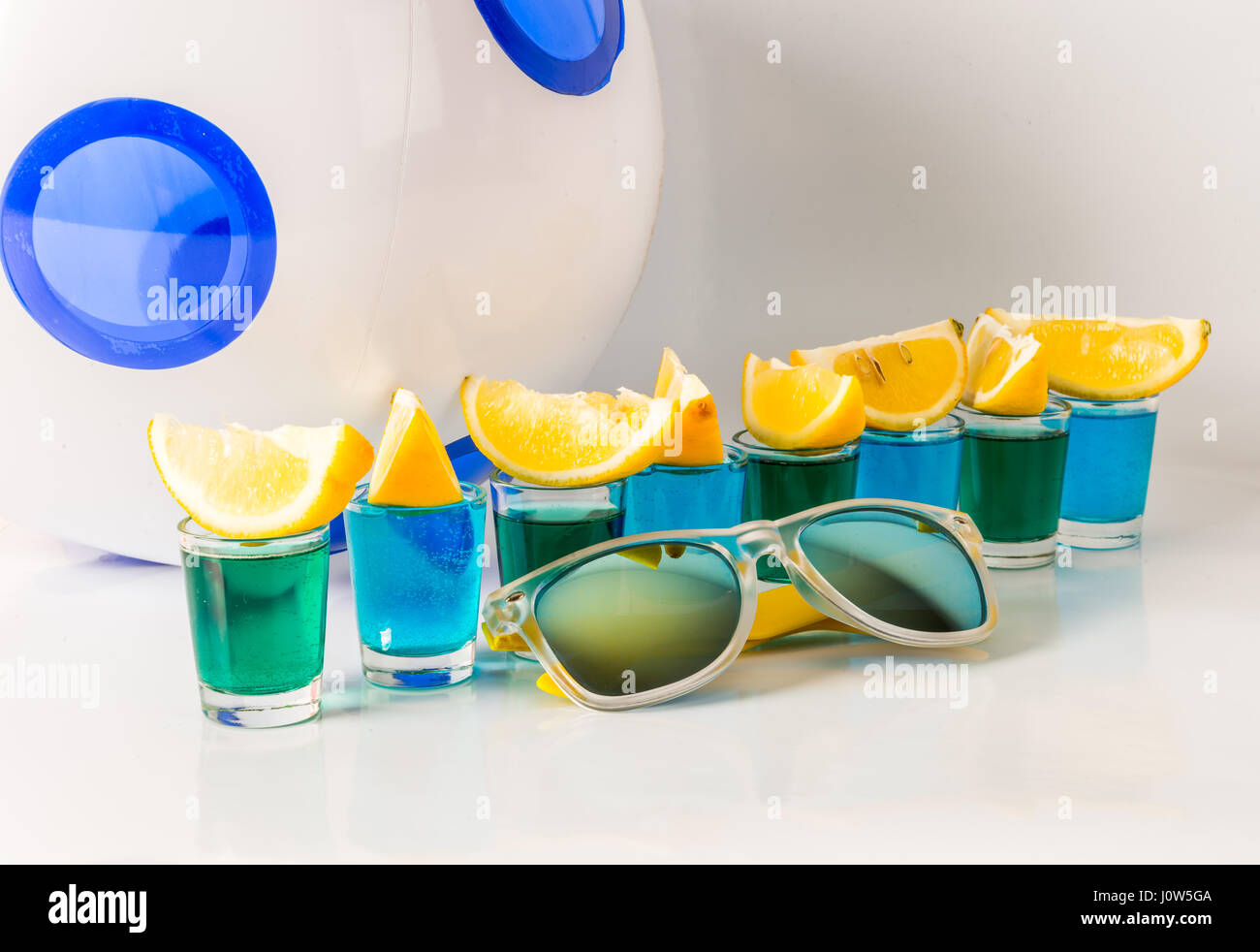 Gafas con el azul y el verde kamikaze, glamorosa mezcla de bebidas gaseosas,  derramado en shot gafas, lentes de sol, partido Fotografía de stock - Alamy