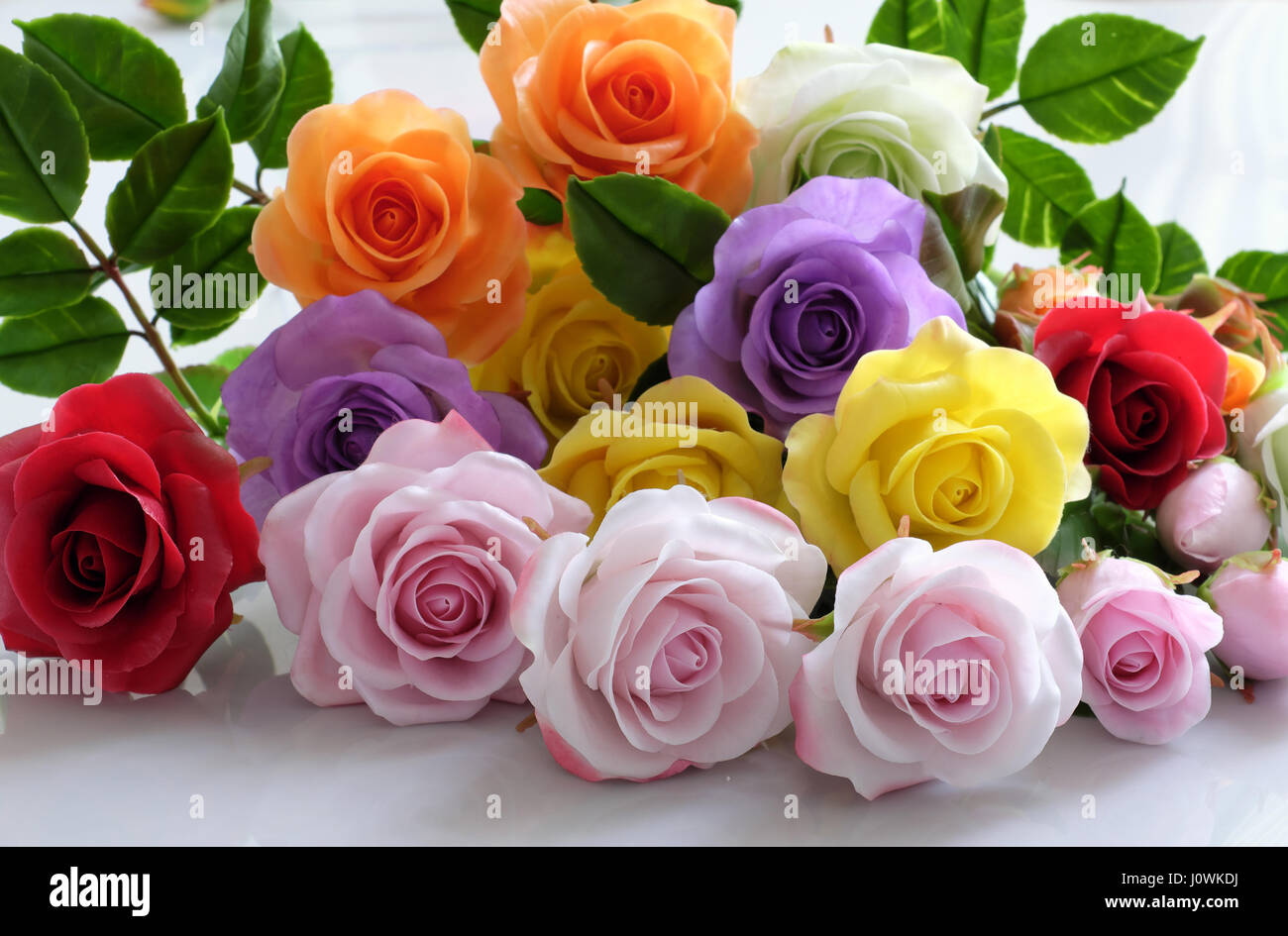 Maravilloso arte de arcilla con coloridas flores rosas sobre fondo blanco,  hermosas flores artificiales de artesanía con habilidad Fotografía de stock  - Alamy