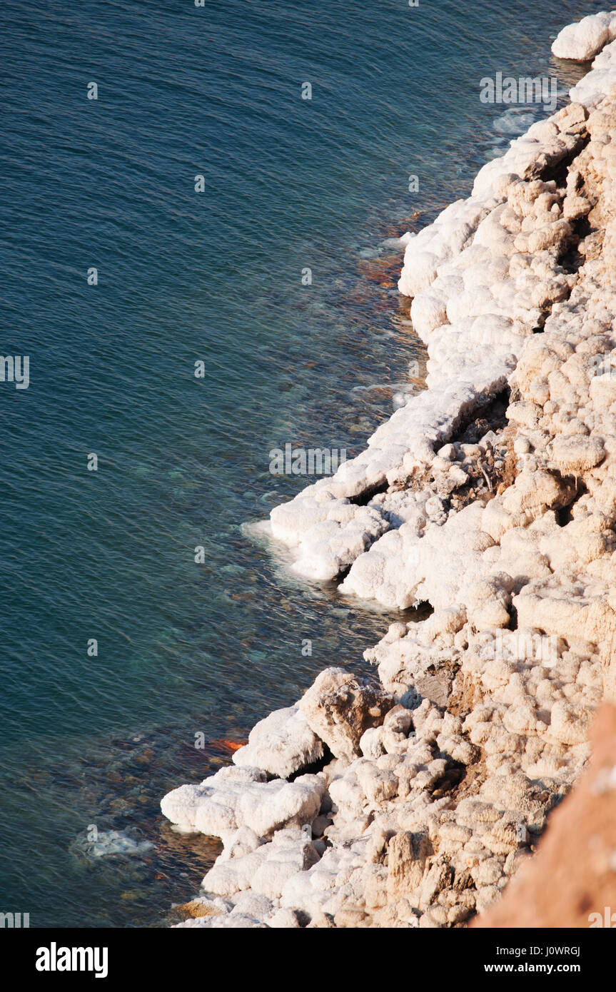 La costa y las rocas de sal del Mar Muerto, el lago salado con menor elevación de la tierra en tierra bordeado por Jordania al este, Israel y Palestina al oeste Foto de stock