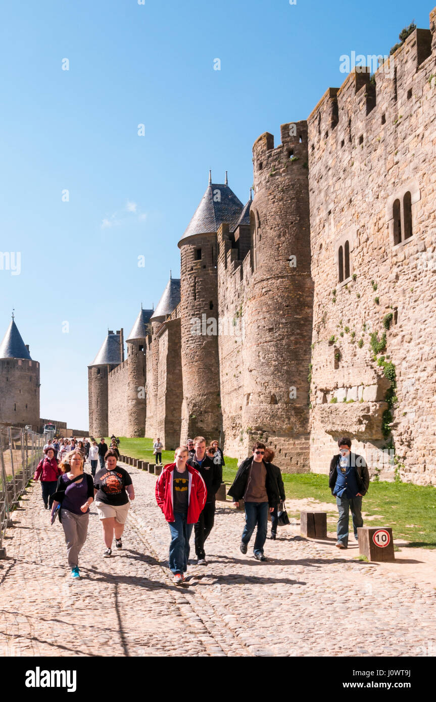 Los visitantes a las fortificaciones de la antigua citar de Carcassonne en la sala LE MIDI,en el sur de Francia, restaurada por Eugène Viollet-le-Duc. Foto de stock