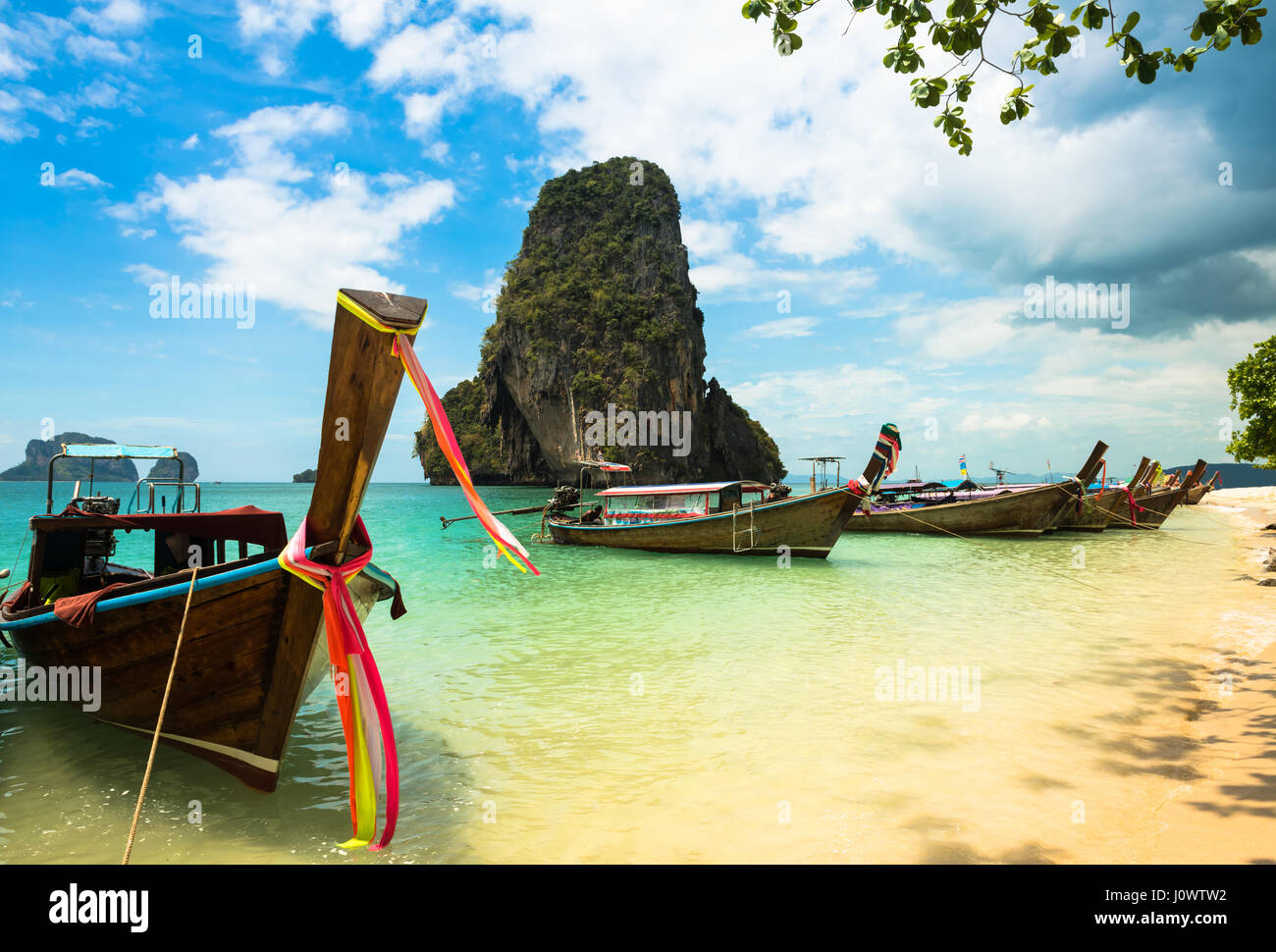 Long tail boat tropical beach, Krabi, Tailandia Foto de stock