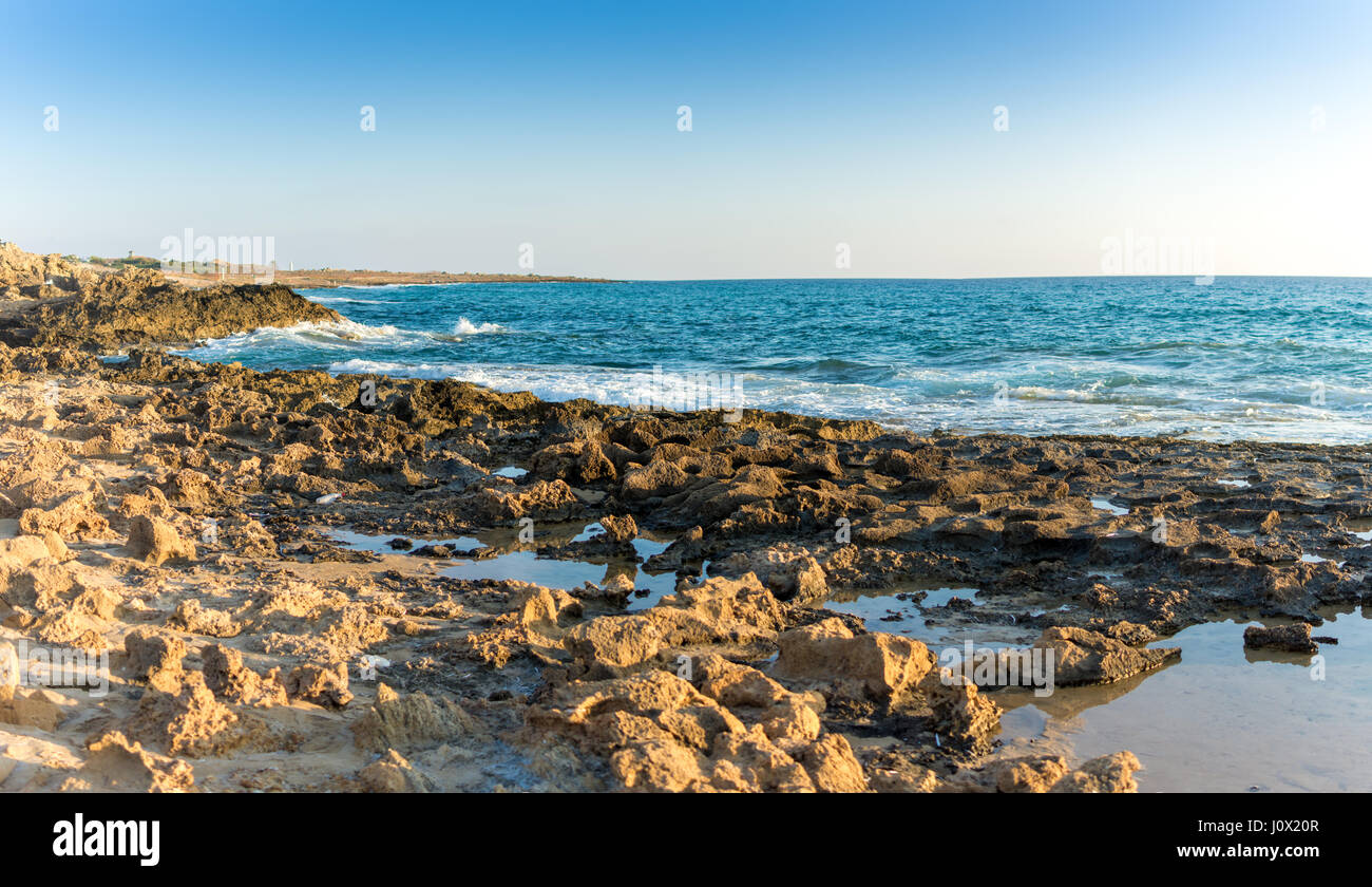 Playa rocosa en Chipre paphos Foto de stock