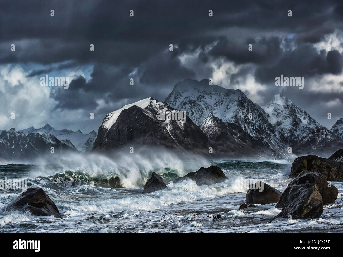 El mar embravecido, Myrland, Flakstad, Lofoten, Noruega Foto de stock