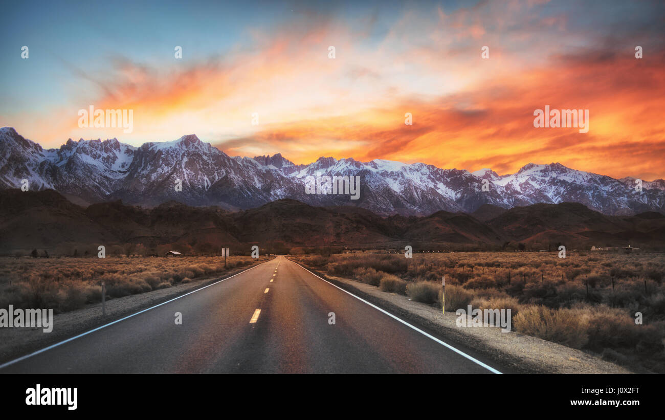 Camino a Lone Pine, California, Estados Unidos Foto de stock