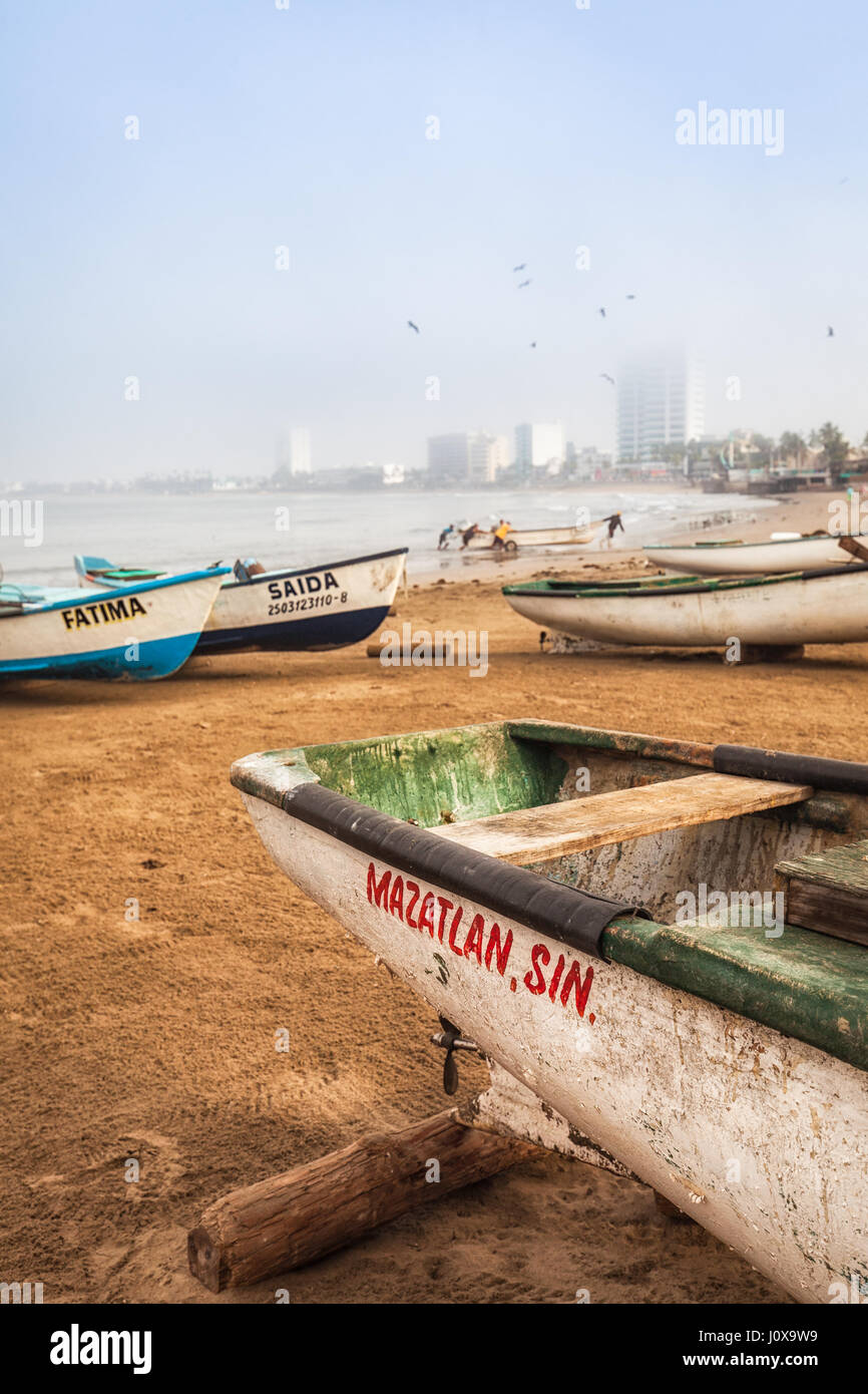 Barcos de pesca en la playa de Mazatlán, Sinaloa, México. Foto de stock