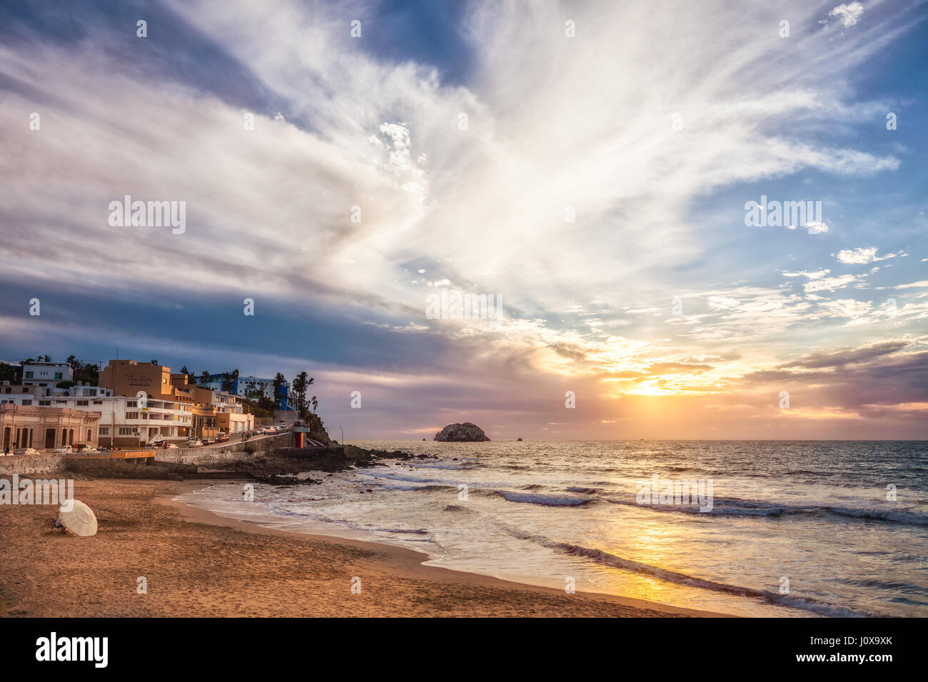 Puesta de sol vista desde la playa de Olas Altas en Mazatlán, Sinaloa, México. Foto de stock