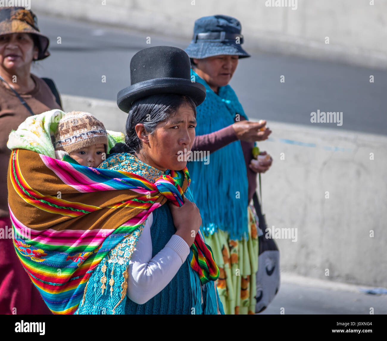 Mujer tradicional (Cholita) en ropa típica con un bebé sobre su espalda  durante el 1º de mayo Desfile del Día del Trabajo - La Paz, Bo Fotografía de  stock - Alamy