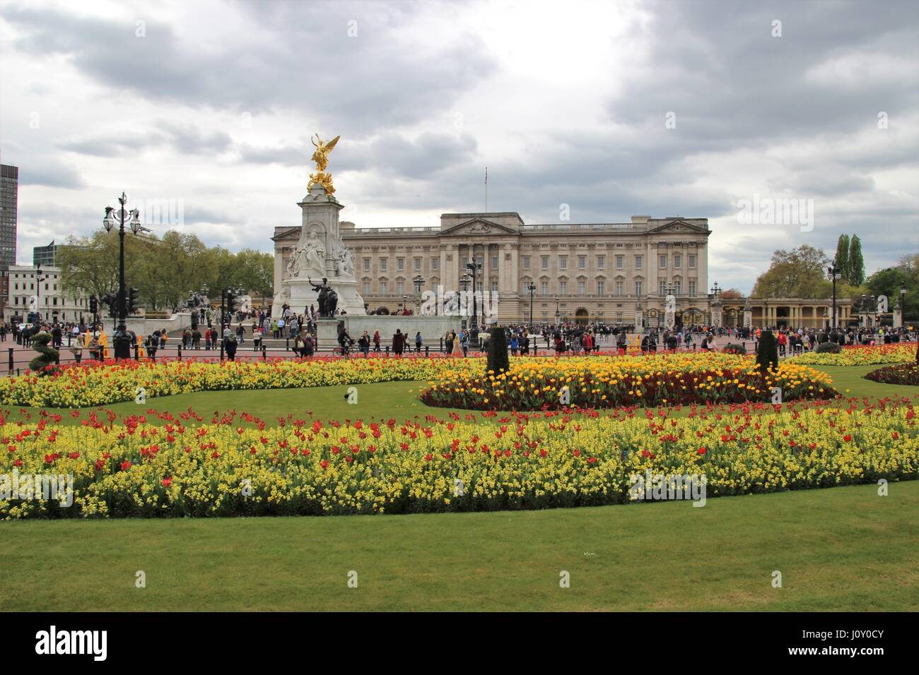 El Palacio de Buckingham, la residencia londinense de la monarquía, con Victoria Memorial y parterres Foto de stock