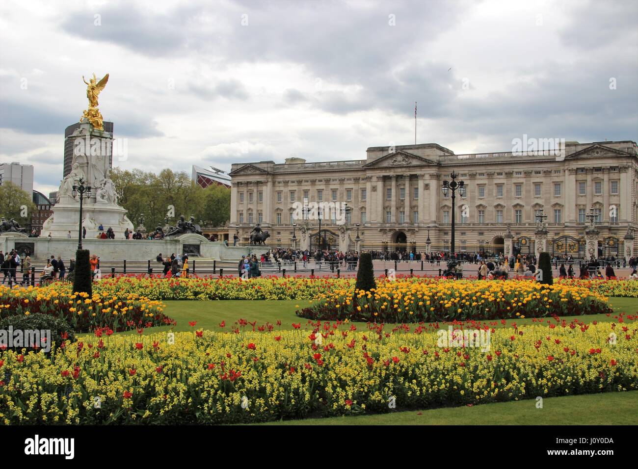 El Palacio de Buckingham, la residencia londinense de la monarquía, con Victoria Memorial y parterres Foto de stock