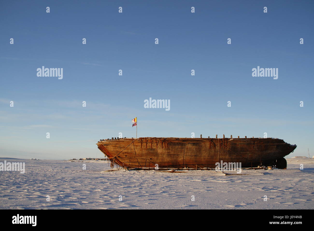 Los restos del naufragio Maud cerca de Cambridge Bay, nombrado por la Reina Maud de Noruega, un buque construido por Roald Amundsen en su expedición al Ártico. Foto de stock