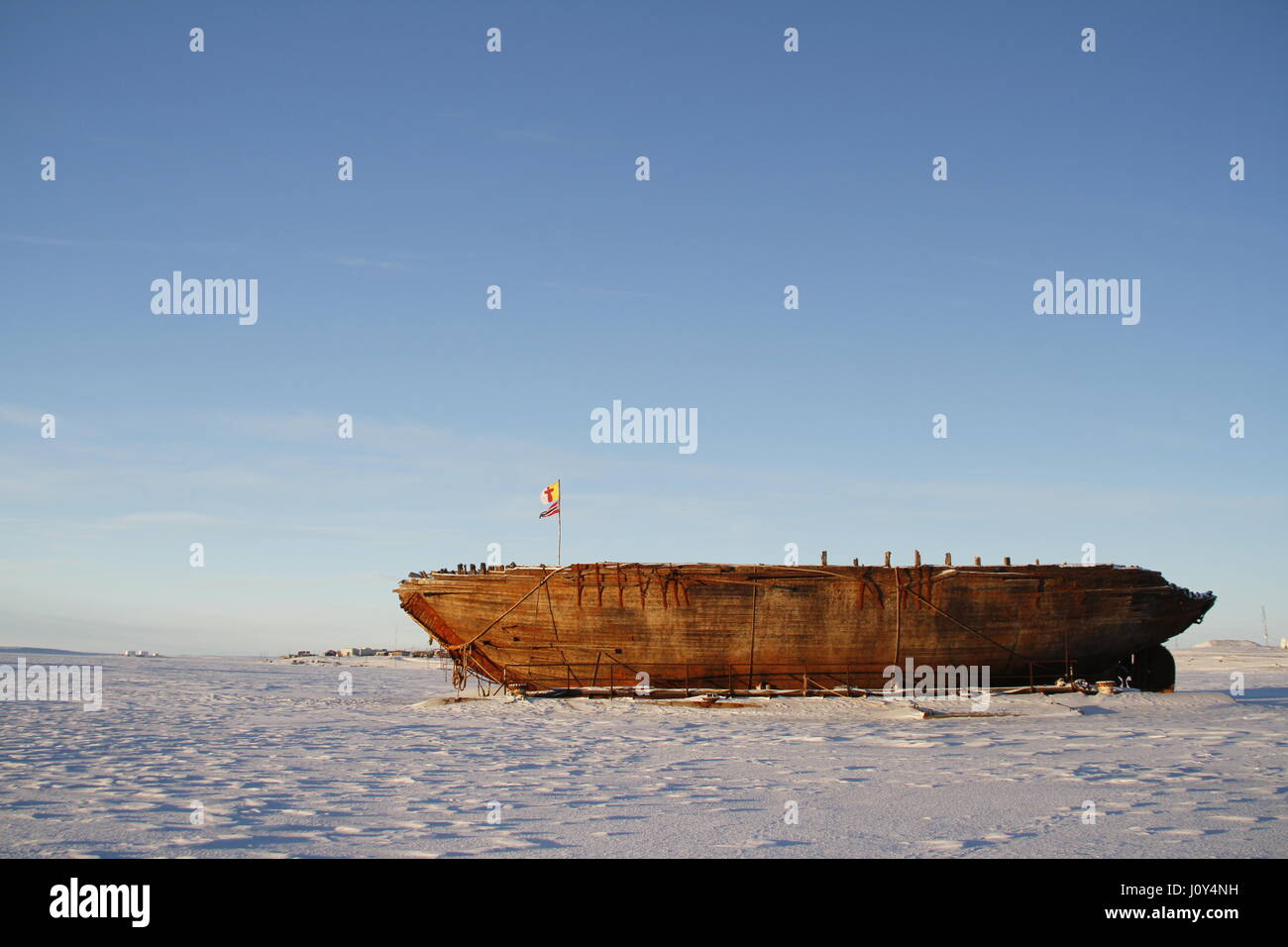 Los restos del naufragio Maud cerca de Cambridge Bay, nombrado por la Reina Maud de Noruega, un buque construido por Roald Amundsen en su expedición al Ártico. Foto de stock