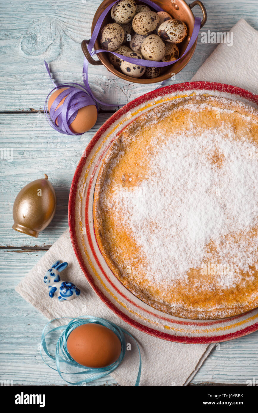 Torta de Pascua alemana sobre la mesa de madera blanca Foto de stock