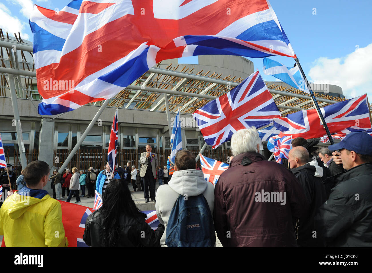 Direcciones de un altavoz ELA Partido Unionista manifestantes demostrando fuera del Parlamento Escocés Foto de stock