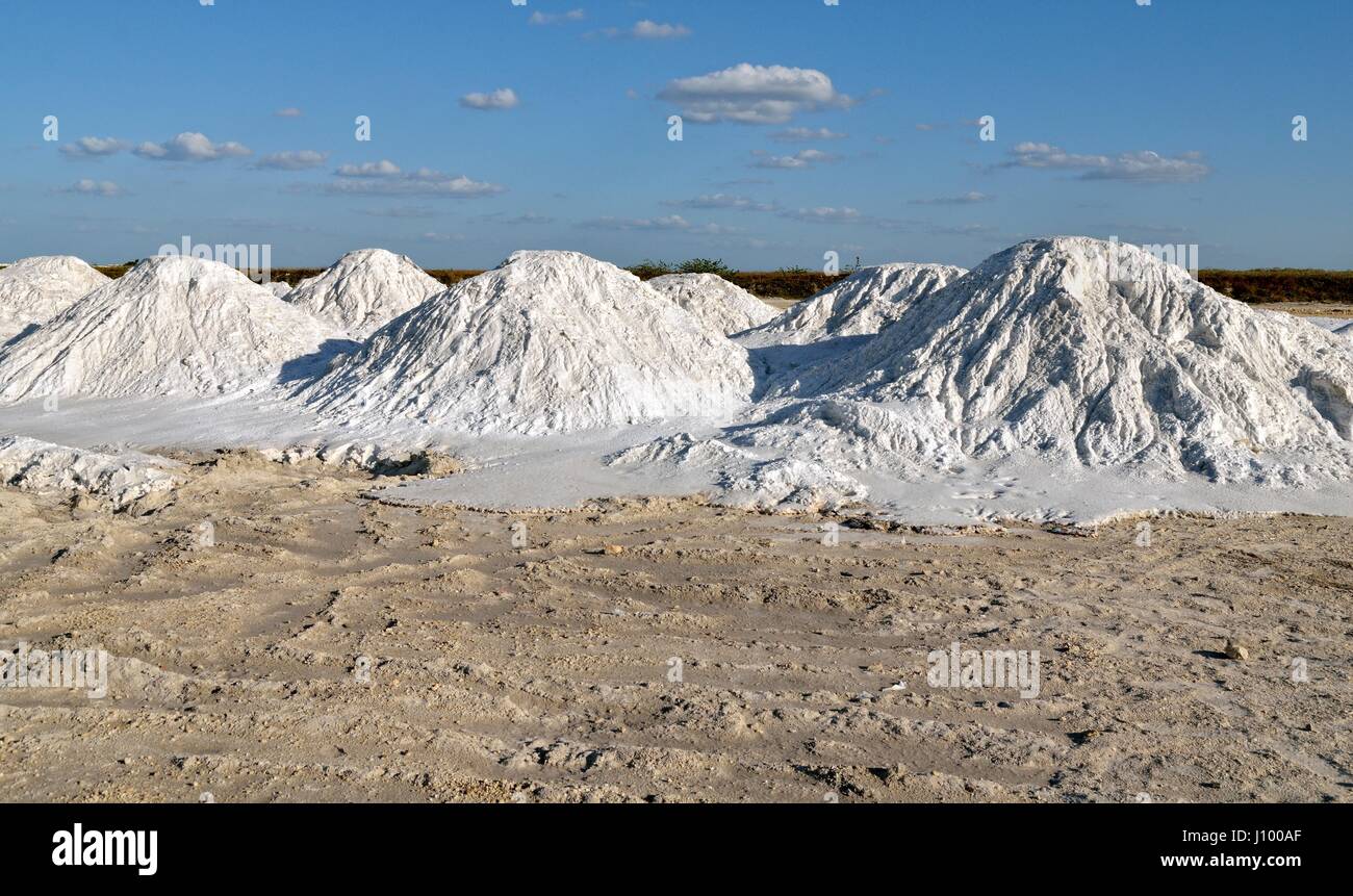 Conos de sal, sal cruda, salina en Las Coloradas, Yukatan, México Foto de stock