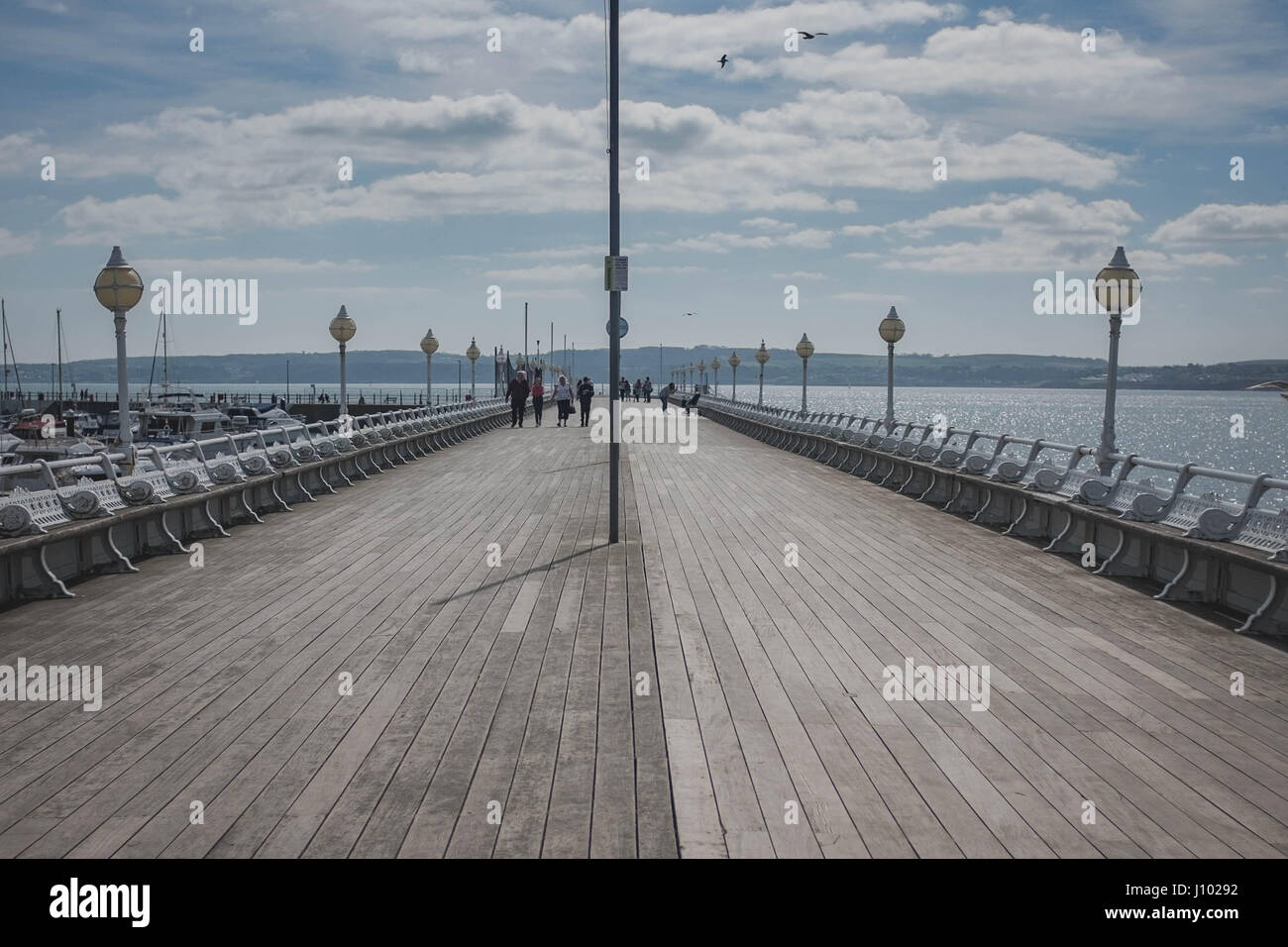 Torquay Princess Pier en un bonito y soleado día de primavera, abril de 2017. El muelle fue construido en 1890 y ahora es un popular lugar para detenerse y contemplar el mar Foto de stock